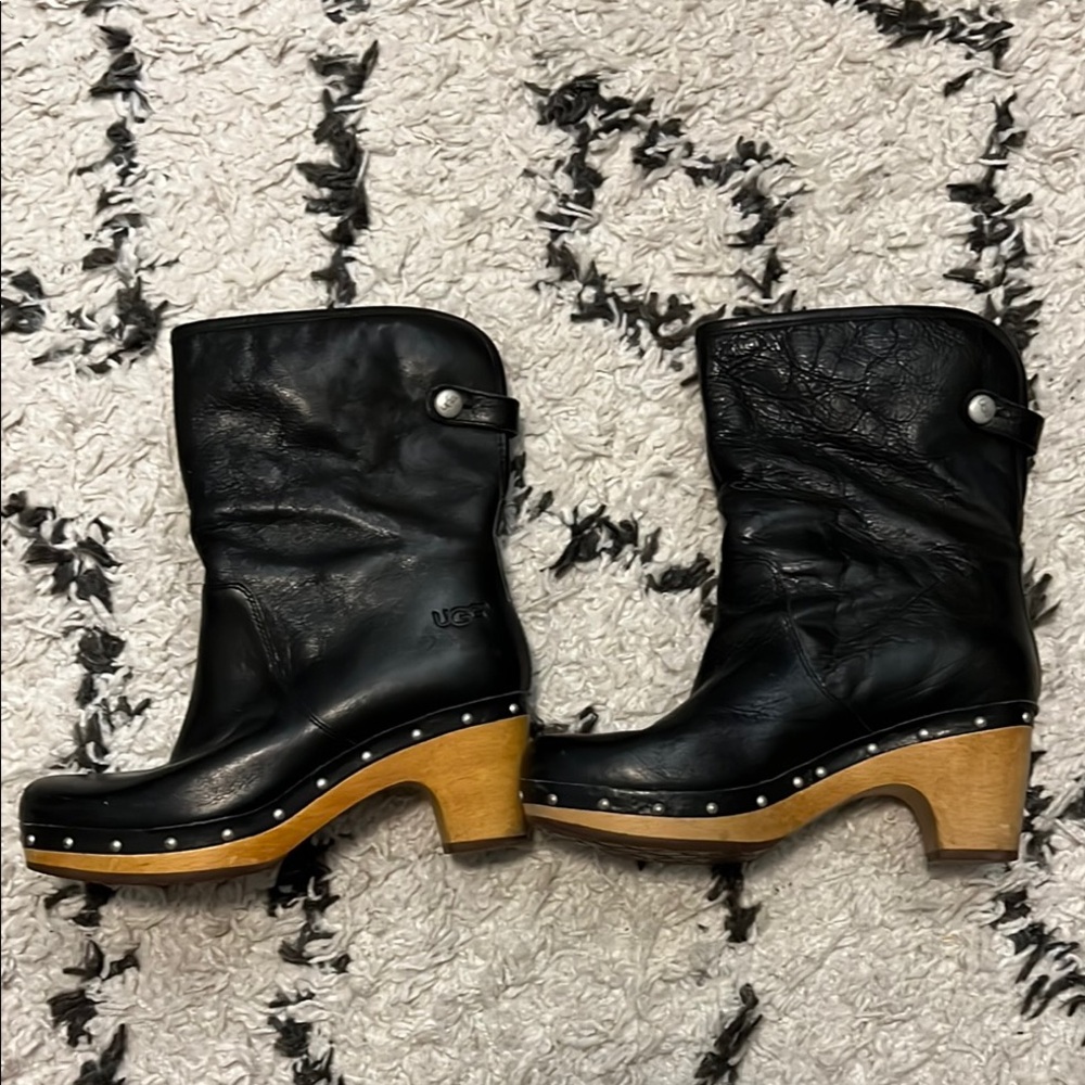 LAST CHANCE!  Uggs Women's Black Leather with wood short Boots